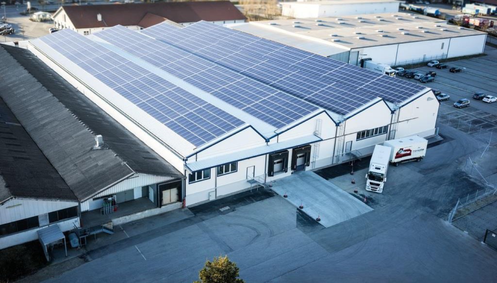 Solution solaire sur toiture industrielle pour une économie d'énergie et une réduction des émissions