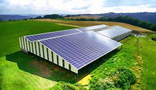 Panneaux solaires sur un toit de hangar agricole pour une énergie durable et rentable